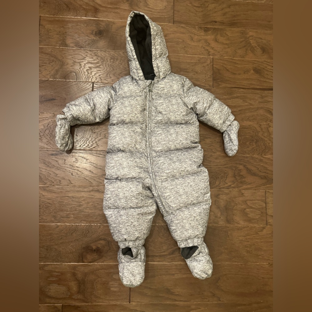 Baby Gap hooded snowsuit with detachable mittens and booties heather grey unisex